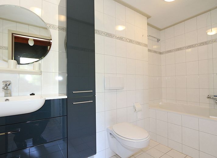 Gemuetliches Wohnzimmer im Ferienhaus Zeeduin 57, Burgh-Haamstede, mit Blick auf den Garten in Zeeland.