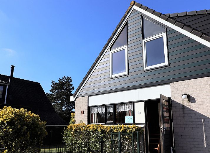 Gemuetliches Wohnzimmer im Ferienhaus Zeeduin 57, Burgh-Haamstede, mit Blick auf den Garten in Zeeland.