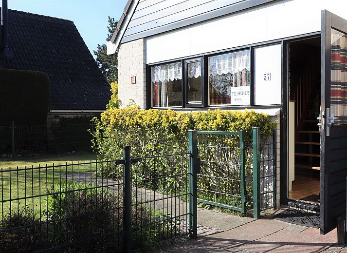 Gemuetliches Wohnzimmer im Ferienhaus Zeeduin 57, Burgh-Haamstede, mit Blick auf den Garten in Zeeland.