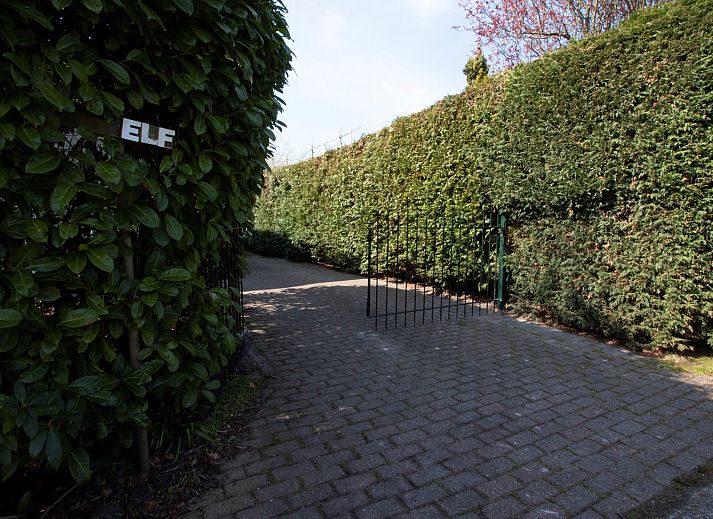 Veranda des Familienhauses Duinrand in Burgh-Haamstede, ideal zum Entspannen in der Natur.