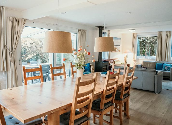 Veranda des Familienhauses Duinrand in Burgh-Haamstede, ideal zum Entspannen in der Natur.