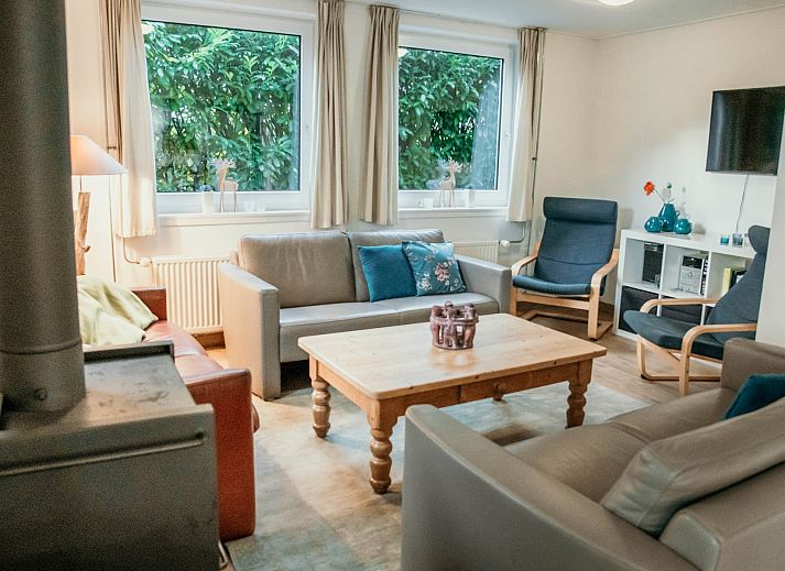 Veranda des Familienhauses Duinrand in Burgh-Haamstede, ideal zum Entspannen in der Natur.