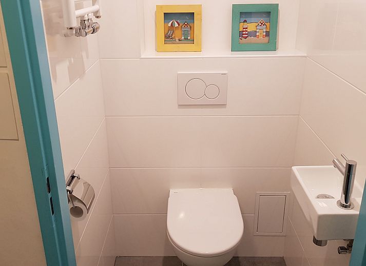 Geraeumiges Esszimmer im Familienhaus Duinrand, Burgh-Haamstede, ideal fuer Familienessen.