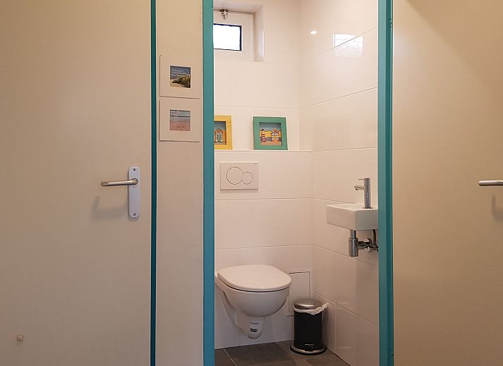 Geraeumiges Esszimmer im Familienhaus Duinrand, Burgh-Haamstede, ideal fuer Familienessen.