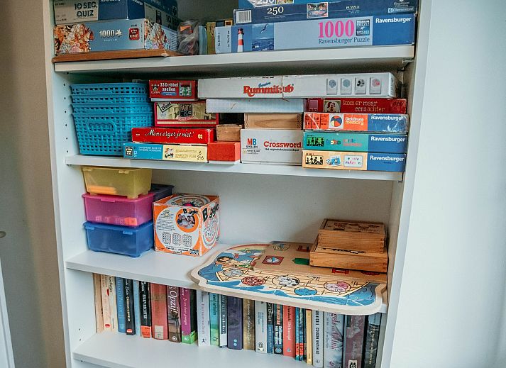 Sitzecke im Familienhaus Duinrand, Burgh-Haamstede, mit bequemen Stuehlen und einem Fernseher.