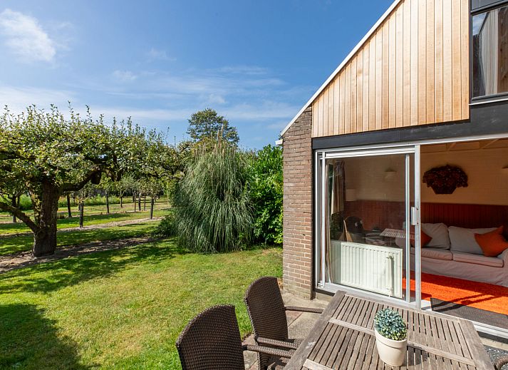 Geniet van de zonnige tuin bij Vakantiehuis Buitenplaats Schouwen nr 86 in Burgh-Haamstede, Zeeland.