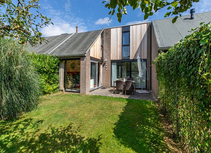 Geniet van de zonnige tuin bij Vakantiehuis Buitenplaats Schouwen nr 86 in Burgh-Haamstede, Zeeland.