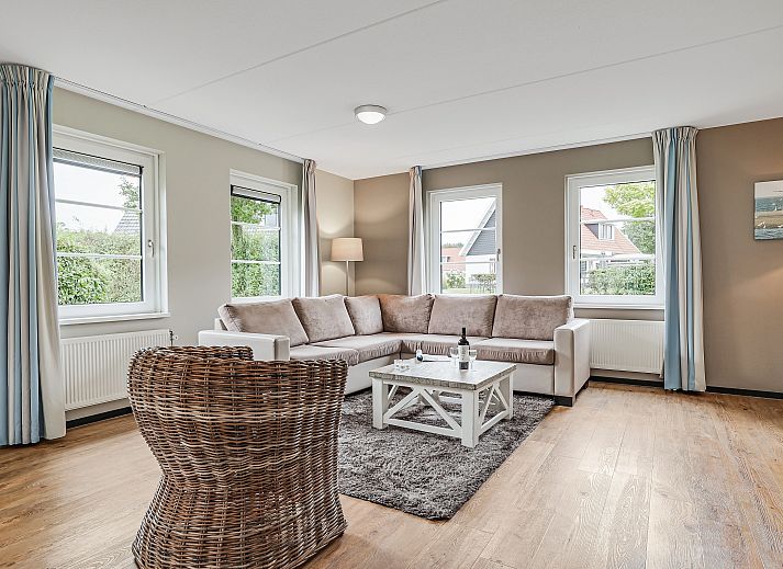 Resort Haamstede 6-Personen-Bungalow 6D in Burgh-Haamstede, charmantes Aeusseres mit roten Dachziegeln.