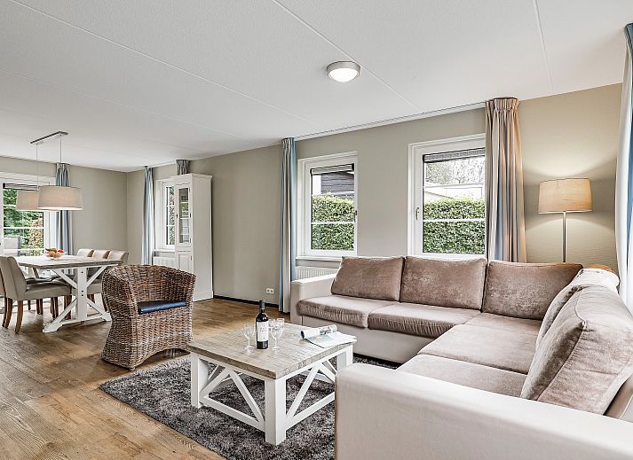 Resort Haamstede 6-Personen-Bungalow 6D in Burgh-Haamstede, charmantes Aeusseres mit roten Dachziegeln.