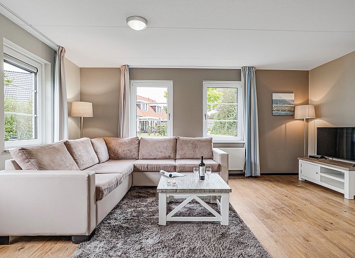 Helles Wohnzimmer im Resort Haamstede 6-Personen-Bungalow 6D, Burgh-Haamstede, mit gemuetlicher Sitzecke.