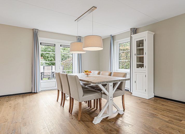 Helles Wohnzimmer im Resort Haamstede 6-Personen-Bungalow 6D, Burgh-Haamstede, mit gemuetlicher Sitzecke.