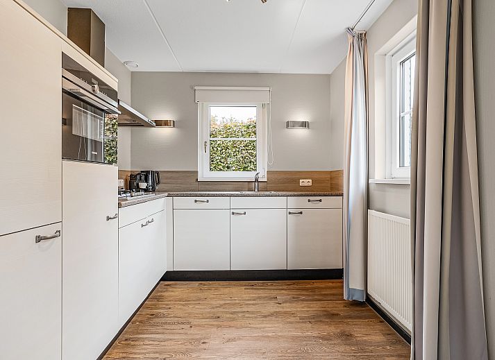 Helles Wohnzimmer im Resort Haamstede 6-Personen-Bungalow 6D, Burgh-Haamstede, mit gemuetlicher Sitzecke.