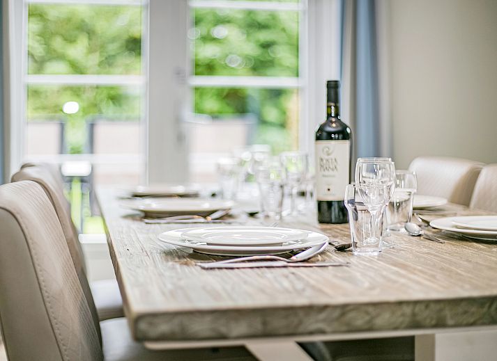 Helles Wohnzimmer im Resort Haamstede 6-Personen-Bungalow 6D, Burgh-Haamstede, mit gemuetlicher Sitzecke.