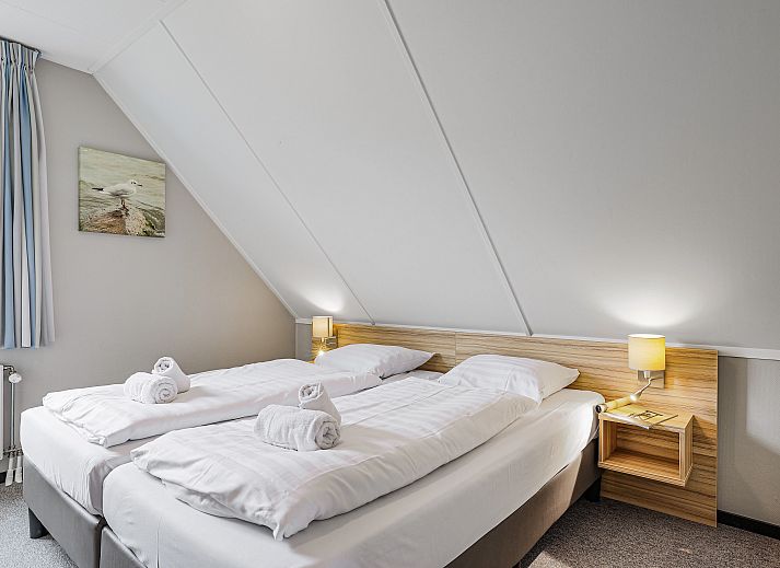 Helles Wohnzimmer im Resort Haamstede 6-Personen-Bungalow 6D, Burgh-Haamstede, mit gemuetlicher Sitzecke.