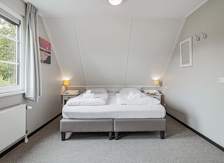 Gemuetliches Wohnzimmer im Resort Haamstede 6-Personen-Bungalow 6D, Burgh-Haamstede, mit grossem Sofa und TV.