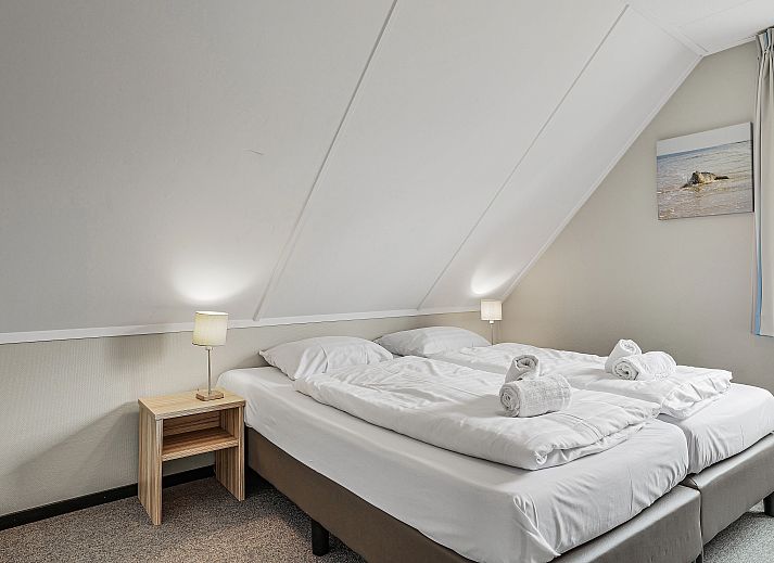 Gemuetliches Wohnzimmer im Resort Haamstede 6-Personen-Bungalow 6D, Burgh-Haamstede, mit grossem Sofa und TV.