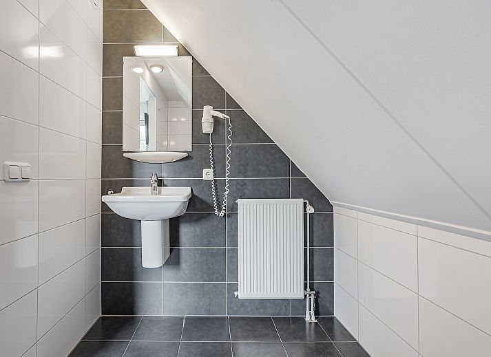 Gemuetliches Wohnzimmer im Resort Haamstede 6-Personen-Bungalow 6D, Burgh-Haamstede, mit grossem Sofa und TV.