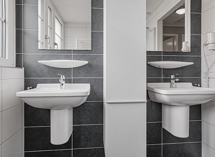 Modernes Wohnzimmer mit Holzboden im Resort Haamstede 6-Personen-Bungalow 6D, Burgh-Haamstede.