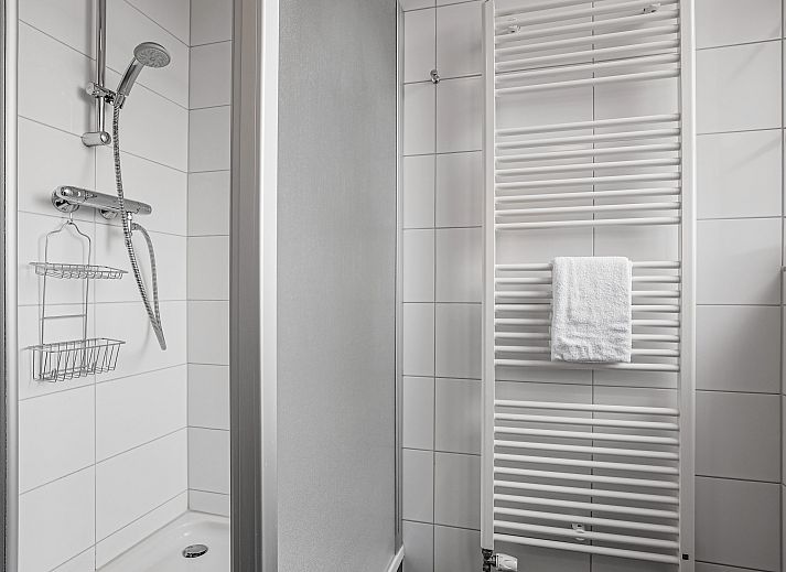 Modernes Wohnzimmer mit Holzboden im Resort Haamstede 6-Personen-Bungalow 6D, Burgh-Haamstede.