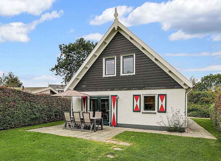 Modernes Wohnzimmer mit Holzboden im Resort Haamstede 6-Personen-Bungalow 6D, Burgh-Haamstede.
