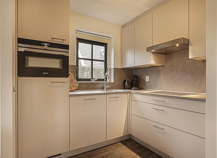 Guest house 600484 - Bungalow Schouwen-Duiveland - Duinpark 't Hof van Haamstede | 8-persoons bungalow | 8E1