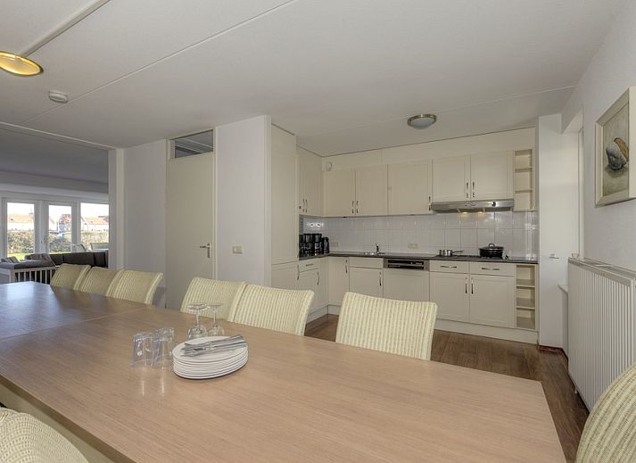 Heerenhuys Comfort 14, ein charmantes Ferienhaus in Bruinisse, Schouwen-Duiveland, Zeeland, mit einer einladenden Terrasse und einer laendlichen Umgebung.