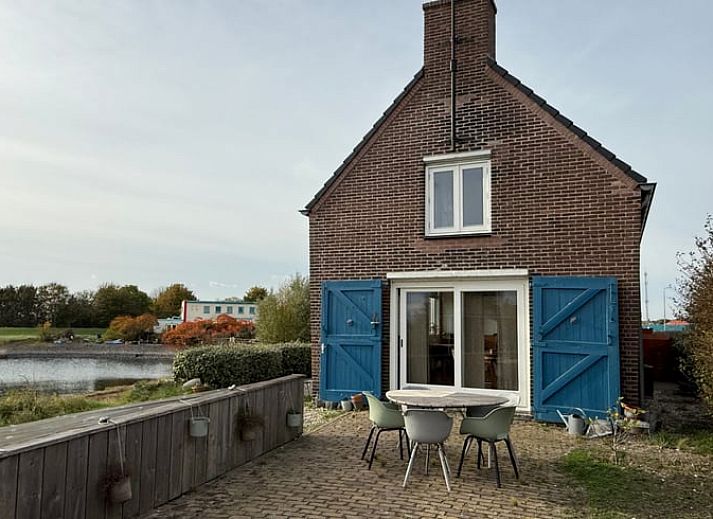 Ferienhaus in Bruinisse Ferienhaus mit Terrasse am Wasser, Schouwen-Duiveland, Zeeland.