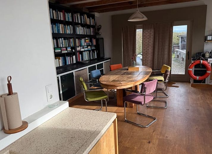 Ferienhaus in Bruinisse Ferienhaus mit Terrasse am Wasser, Schouwen-Duiveland, Zeeland.