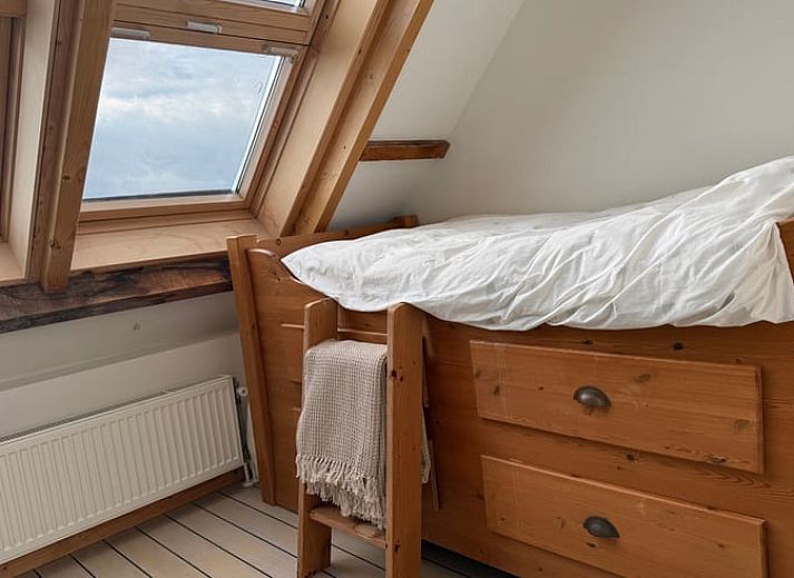 Sonniger Aussenbereich mit bunten Sitzgelegenheiten im Huisje in Bruinisse, Schouwen-Duiveland.