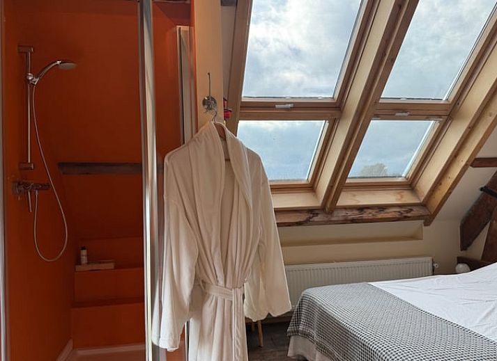 Sonniger Aussenbereich mit bunten Sitzgelegenheiten im Huisje in Bruinisse, Schouwen-Duiveland.