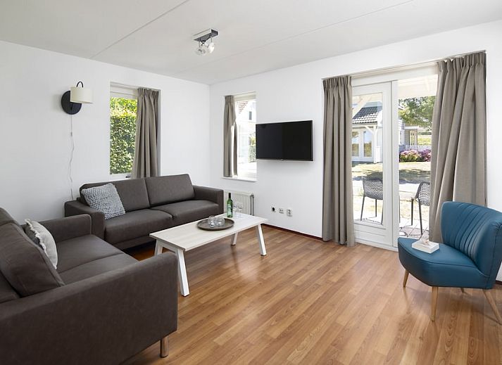 Buitenhuis Sauna Comfort 6 in Bruinisse, Zeeland biedt een charmant vakantiehuis met ruime veranda en tuin voor een ontspannen verblijf.