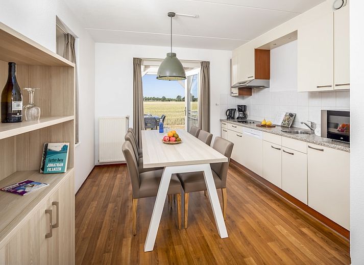 Buitenhuis Sauna Comfort 6 in Bruinisse, Zeeland biedt een charmant vakantiehuis met ruime veranda en tuin voor een ontspannen verblijf.