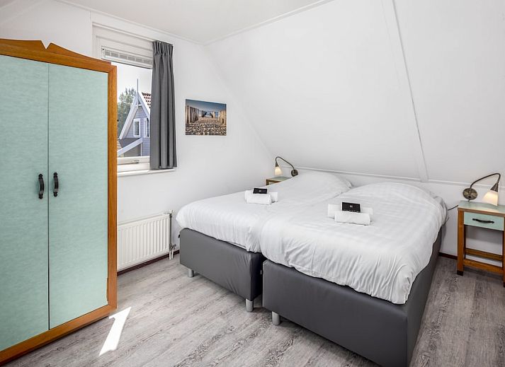 Buitenhuis Sauna Comfort 6 in Bruinisse, Zeeland biedt een charmant vakantiehuis met ruime veranda en tuin voor een ontspannen verblijf.