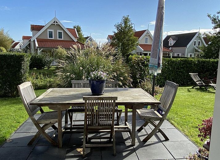 VZ217 Holiday home Bruinisse in Zeeland with sunny terrace and green garden, ideal for relaxation.