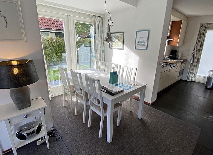Charming vacation home VZ217 in Bruinisse, Zeeland with spacious driveway and cozy outdoor area.