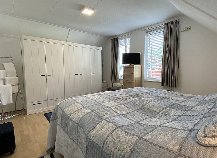 Bright and spacious living room in VZ217 Holiday home Bruinisse, ideal for a relaxing stay.