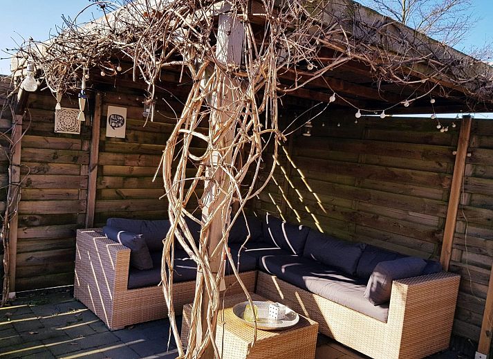 Vorderansicht von VZ1096 Ferienhaus in Bruinisse, Schouwen-Duiveland, Zeeland mit weisser Backsteinfassade.