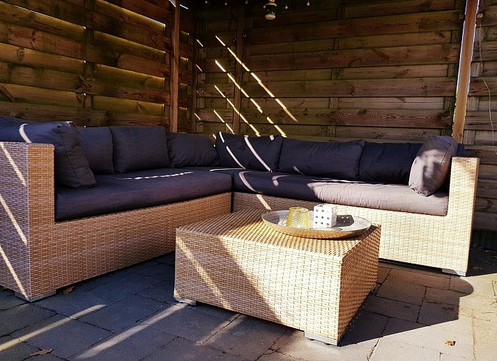 Vorderansicht von VZ1096 Ferienhaus in Bruinisse, Schouwen-Duiveland, Zeeland mit weisser Backsteinfassade.