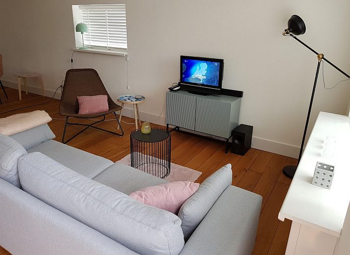 Vorderansicht von VZ1096 Ferienhaus in Bruinisse, Schouwen-Duiveland, Zeeland mit weisser Backsteinfassade.