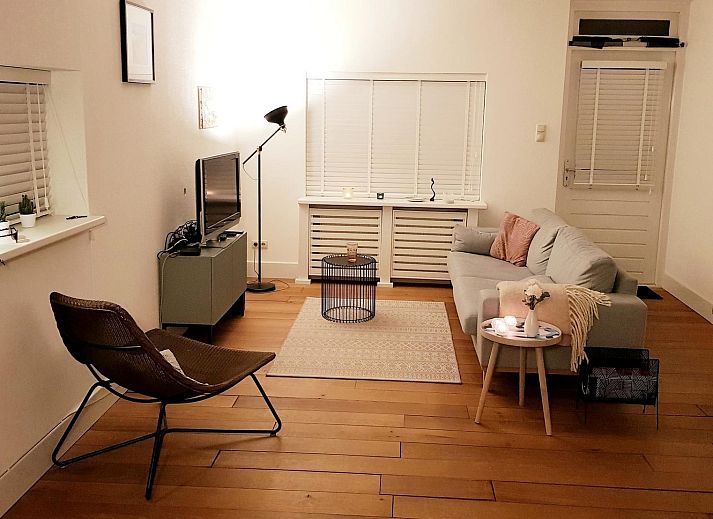 Vorderansicht von VZ1096 Ferienhaus in Bruinisse, Schouwen-Duiveland, Zeeland mit weisser Backsteinfassade.