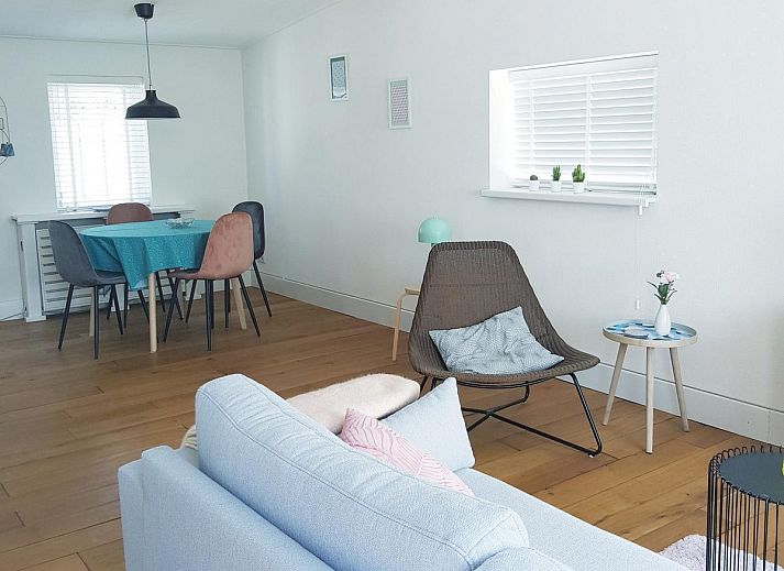 Gemuetliche Sitzecke auf der Terrasse des Ferienhauses VZ1096 in Bruinisse, Schouwen-Duiveland, Zeeland.