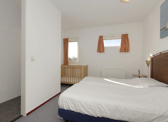 Cozy living room of Apartment Luxe 10 in Bruinisse, Schouwen-Duiveland, with light and views of the surroundings of Zeeland.
