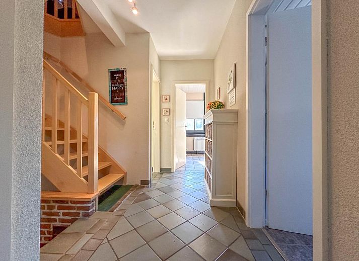 Gemuetliche Sitzecke mit Kamin im Ferienhaus Rosegarden, Bruinisse, Zeeland.