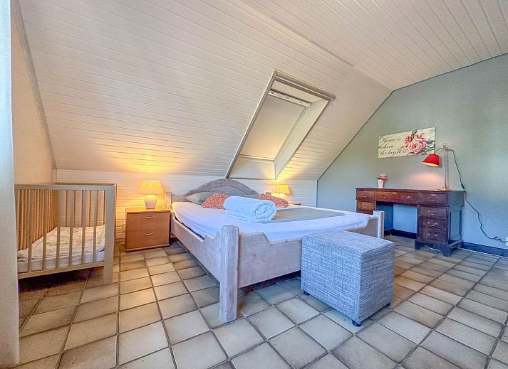 Gemuetliche Sitzecke mit Kamin im Ferienhaus Rosegarden, Bruinisse, Zeeland.