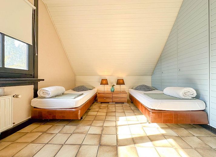 Gemuetliche Sitzecke mit Kamin im Ferienhaus Rosegarden, Bruinisse, Zeeland.