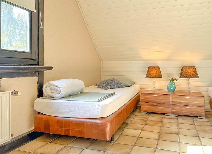 Gemuetliche Sitzecke mit Kamin im Ferienhaus Rosegarden, Bruinisse, Zeeland.