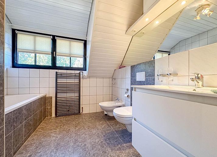 Esszimmer und Wohnzimmer im Ferienhaus Rosegarden, Bruinisse, mit Blick auf den Garten.