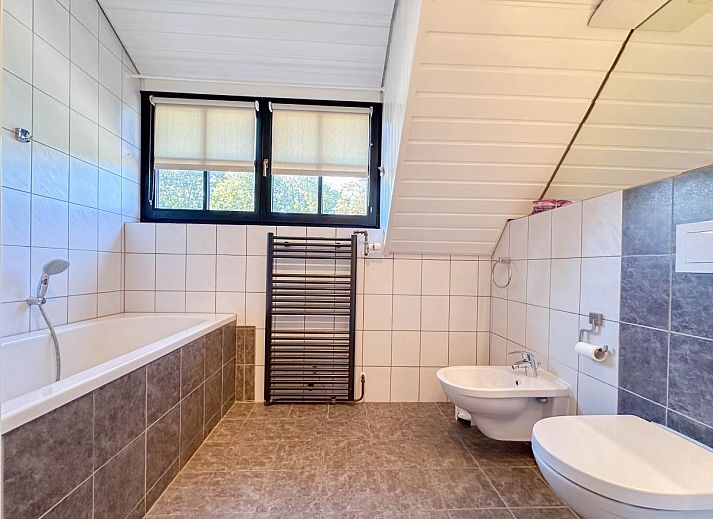 Esszimmer und Wohnzimmer im Ferienhaus Rosegarden, Bruinisse, mit Blick auf den Garten.