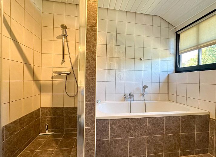 Esszimmer und Wohnzimmer im Ferienhaus Rosegarden, Bruinisse, mit Blick auf den Garten.