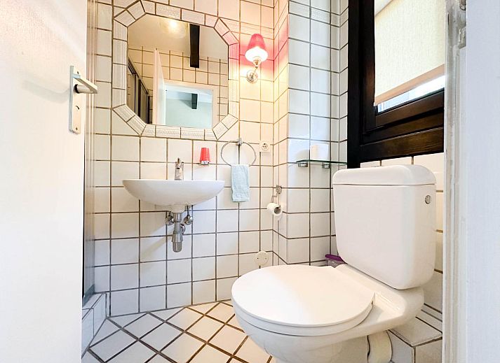 Bequemes Ledersofa im Wohnzimmer des Rosegarden Ferienhauses, Bruinisse.